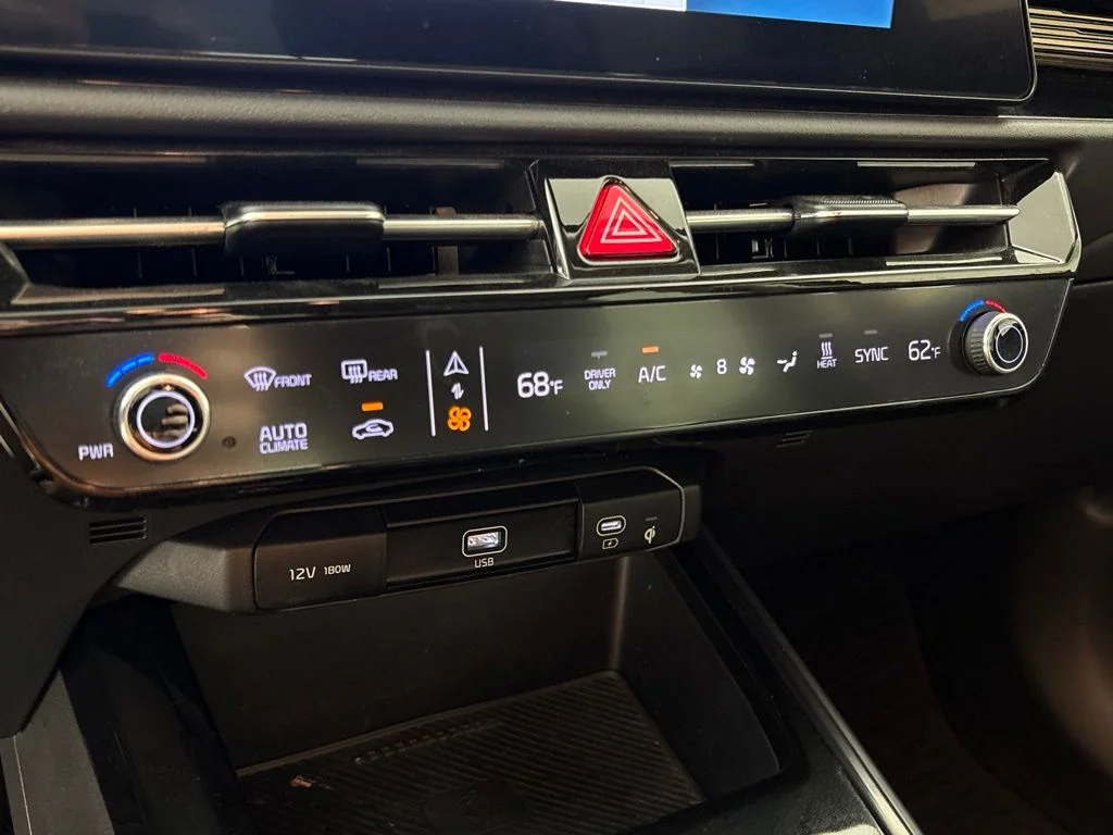 Used 2023 Red Kia Wind image 34