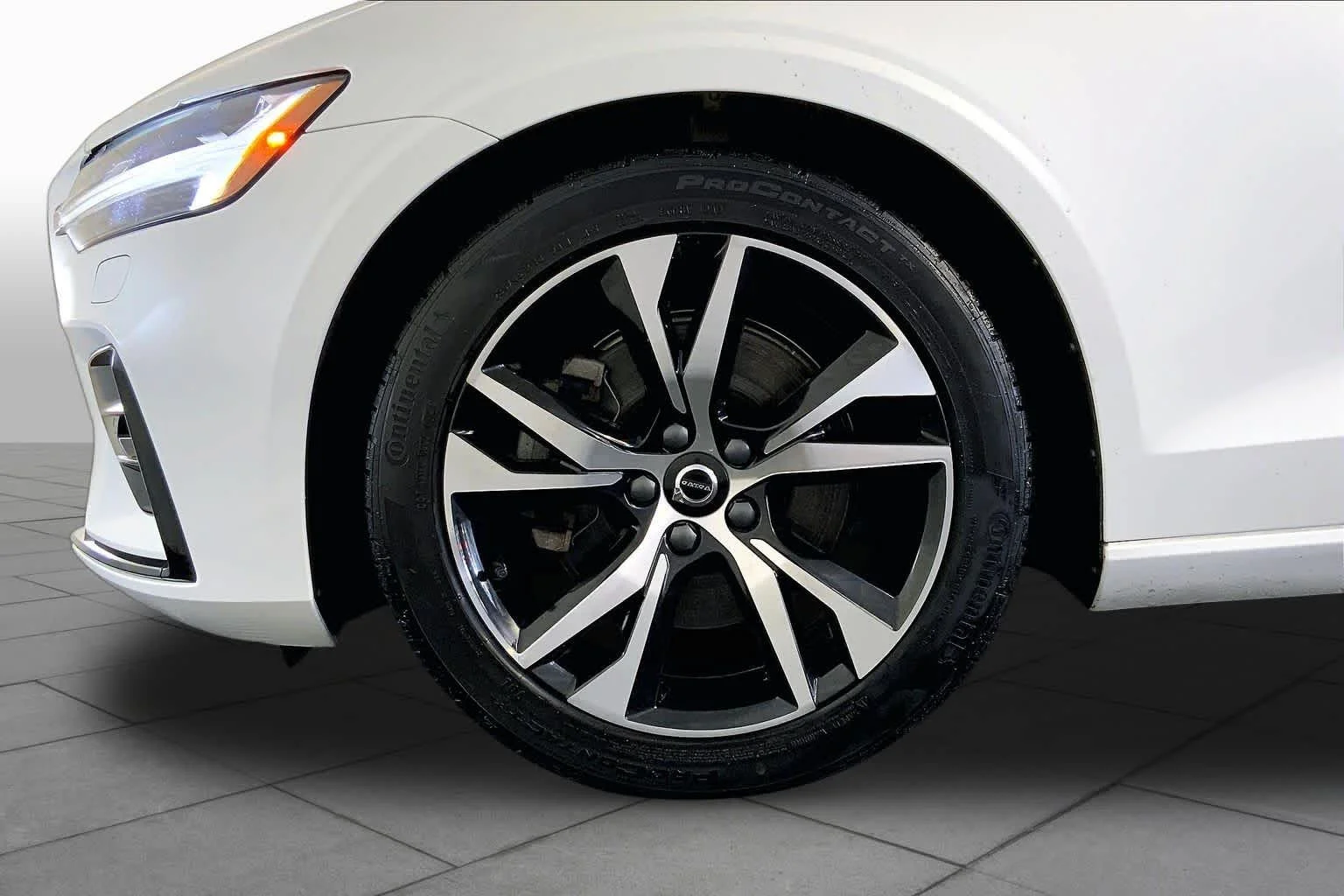Used 2025 Crystal White Pearl Volvo Core image 11