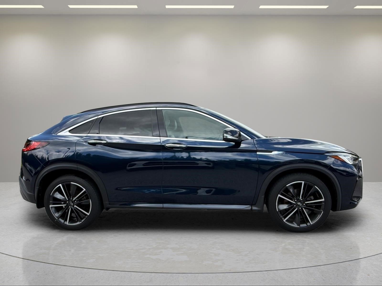 Used 2023 Hermosa Blue INFINITI LUXE image 4
