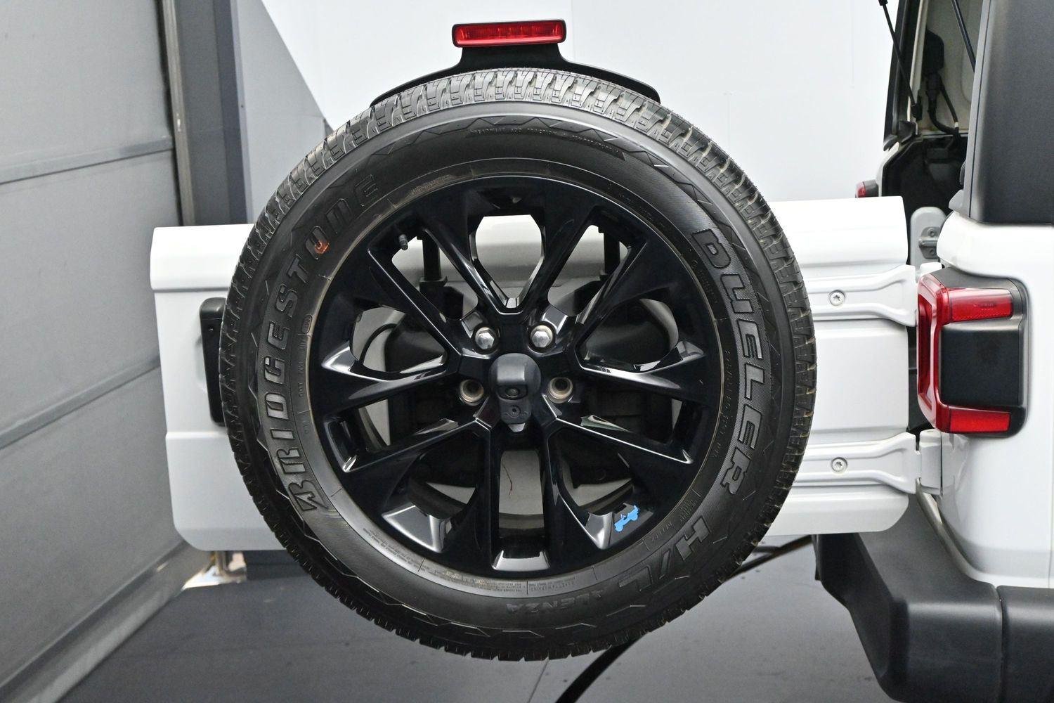 Used 2022 Bright White Clearcoat Jeep Unlimited Sahara image 34