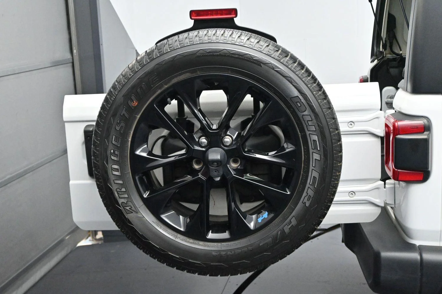 Used 2022 Bright White Clearcoat Jeep Unlimited Sahara image 34