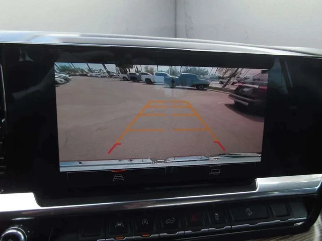 Used 2024 Summit White GMC Elevation image 17