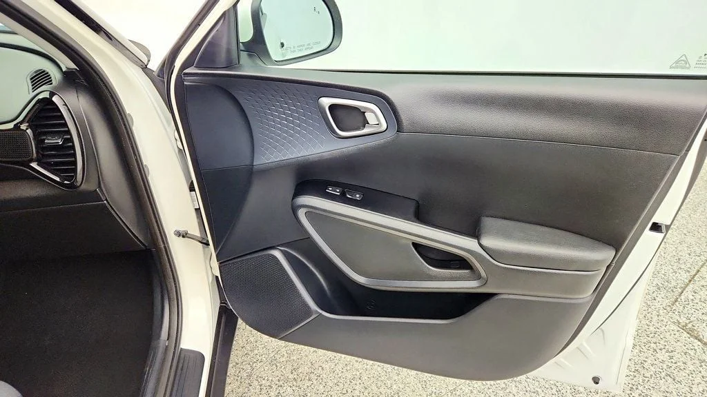 Used 2022 Snow White Pearl Kia S IVT image 24