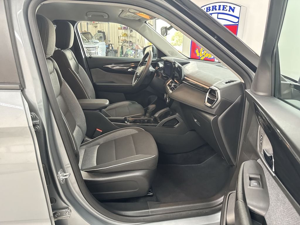 Used 2025 Sterling Gray Metallic Chevrolet LT image 17