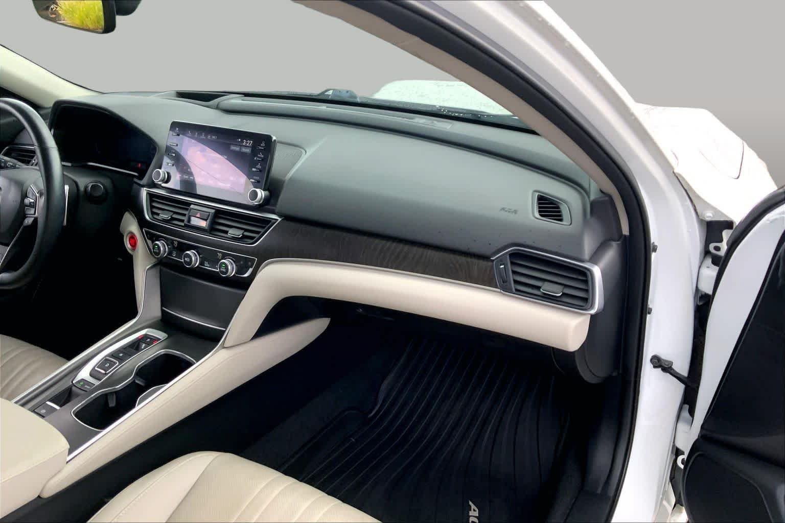 Used 2022 Platinum White Pearl Honda Touring image 17