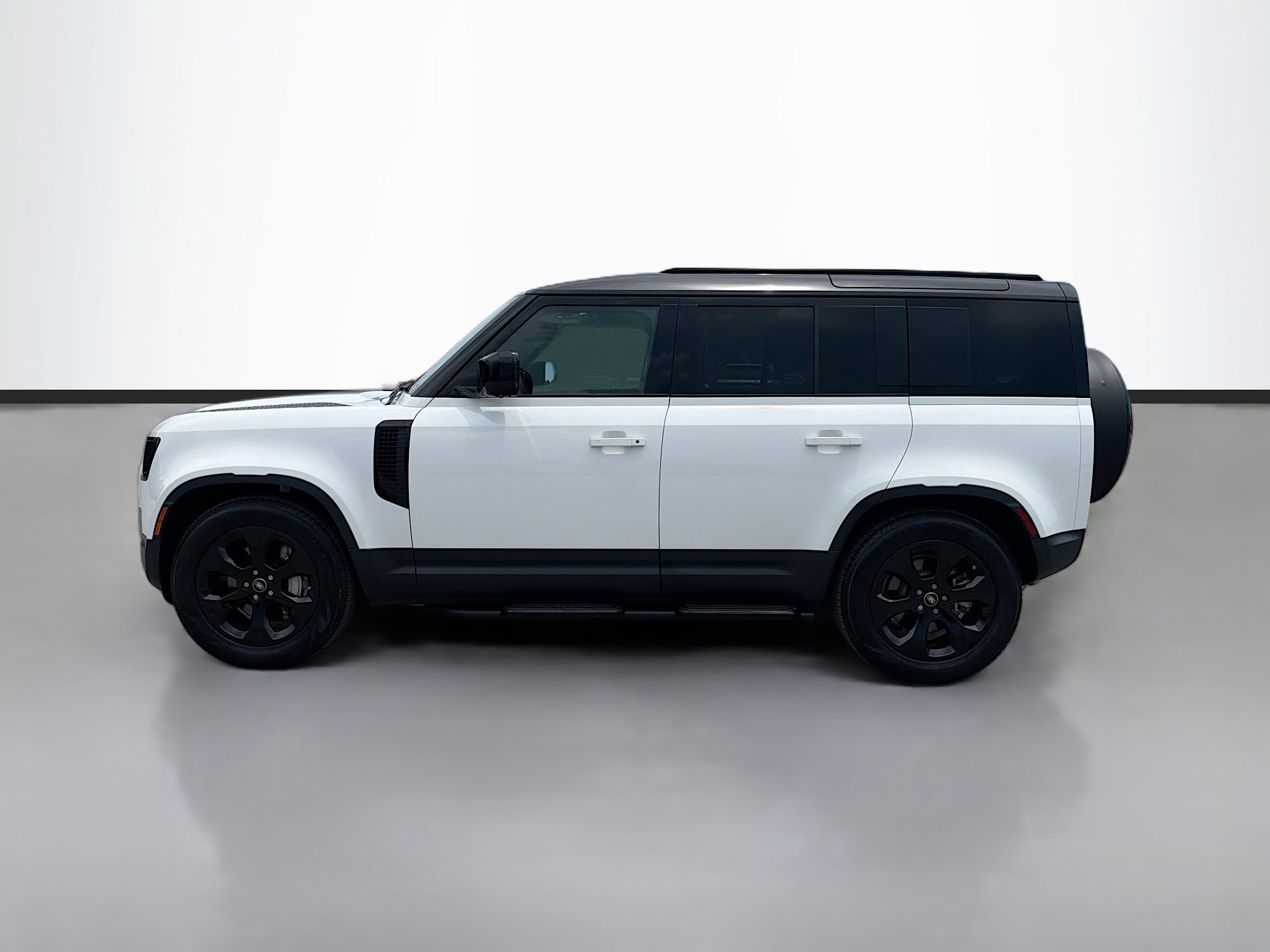 Certified Used 2025 Fuji White Land Rover S image 2