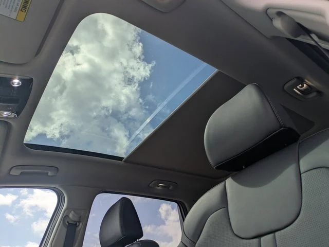 New 2026 Snow White Pearl Kia EX image 22