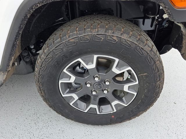 New 2026 Bright White Clear-Coat Exterior Paint Jeep Sahara image 11
