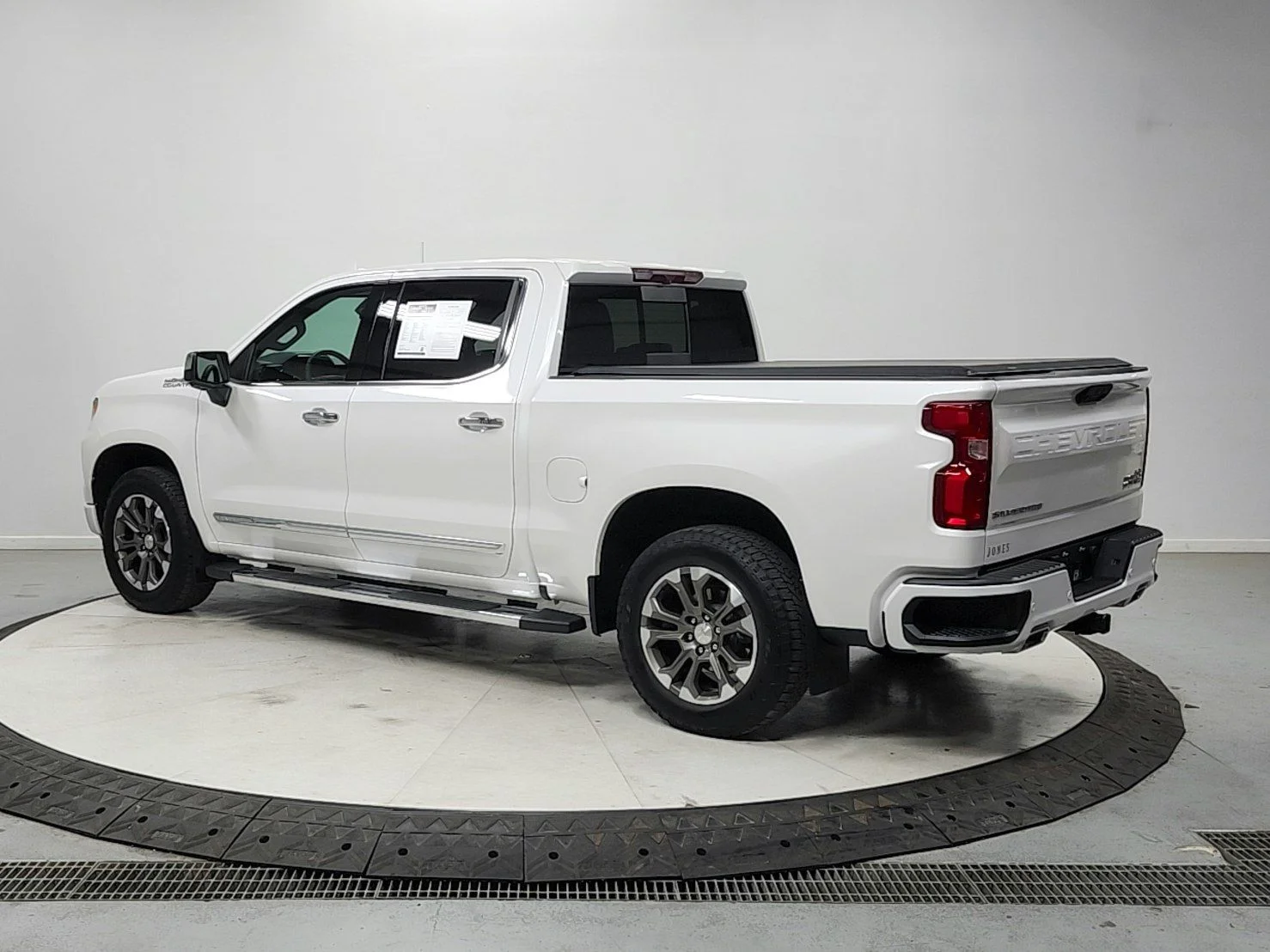 Used 2024 Iridescent Pearl Tricoat Chevrolet High Country image 5