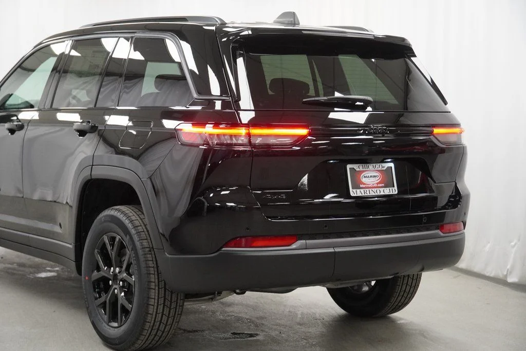 New 2026 Diamond Black Crystal Pearl-Coat Exterior Paint Jeep Altitude image 12