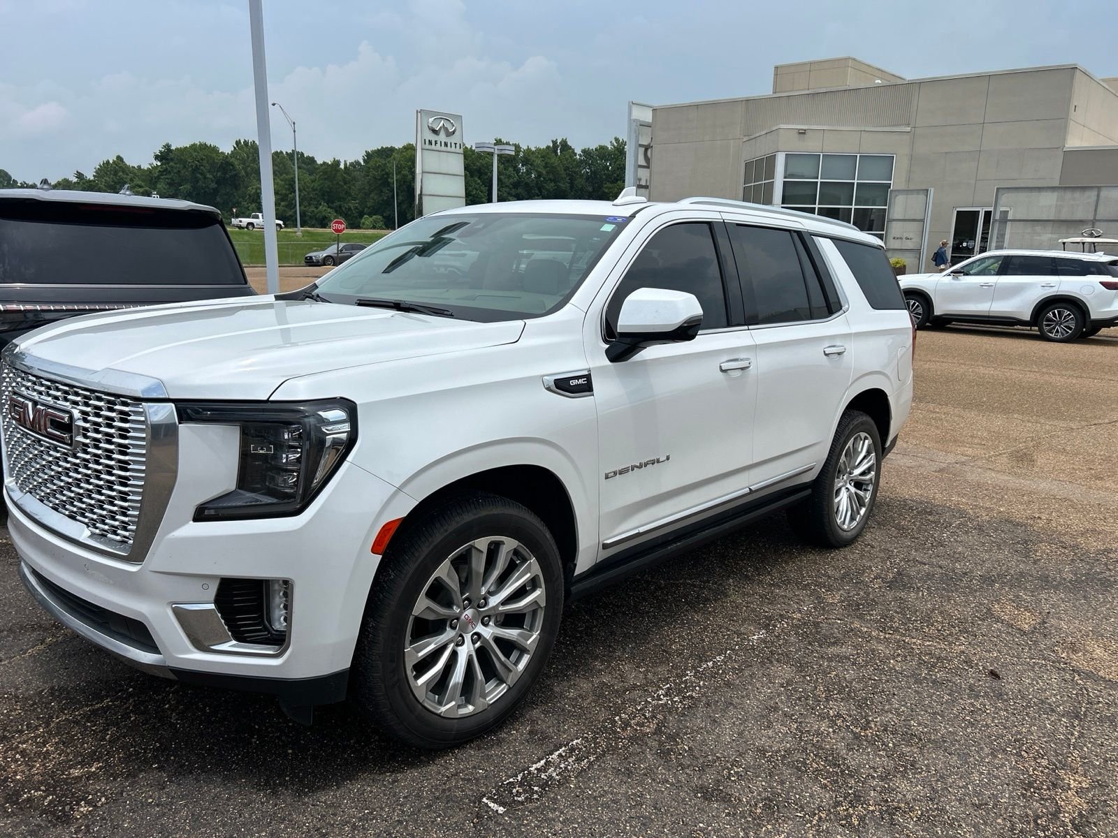 Used 2022 White GMC Denali image 2