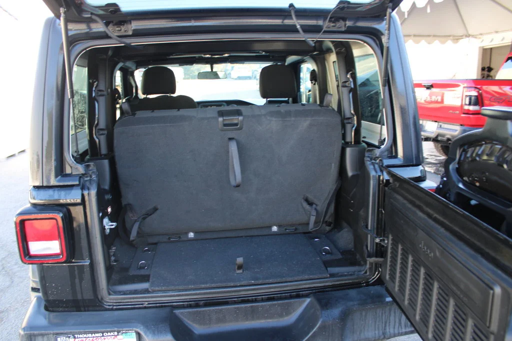 Used 2022 Black Jeep Sport S image 9