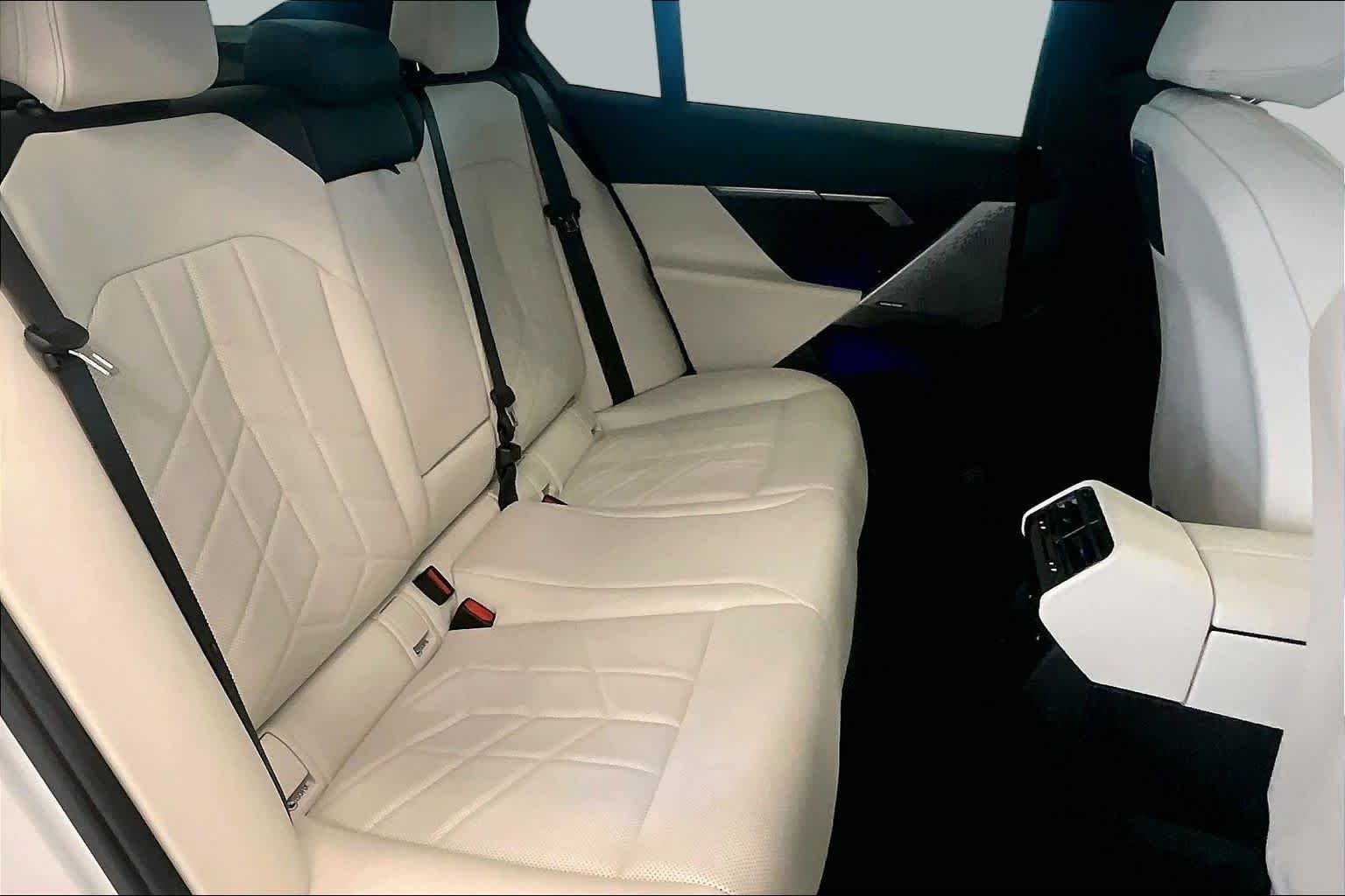 Used 2024 Mineral White Metallic BMW 540i xDrive image 19
