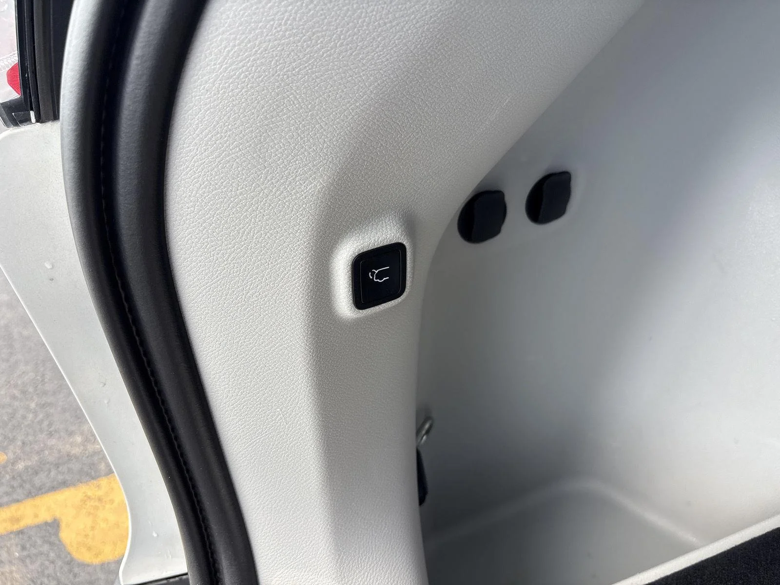 Used 2021 Bright White Clearcoat Jeep Latitude Lux image 12