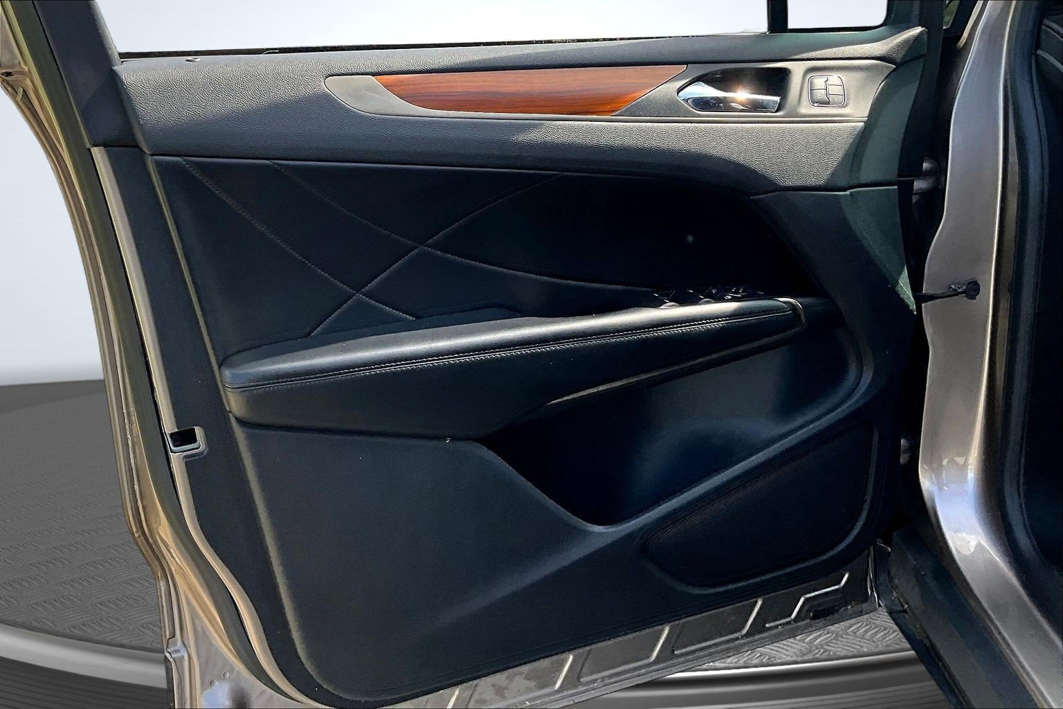 Used 2019 Brown Lincoln Select image 17