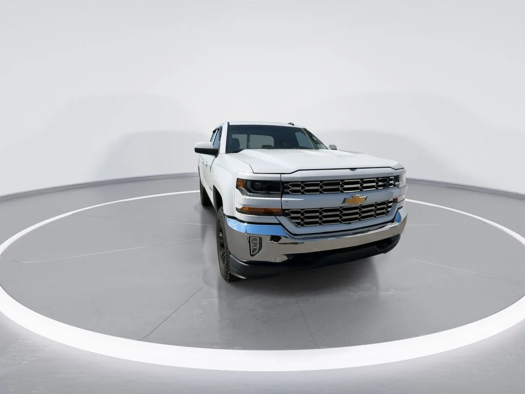 Used 2017 White Chevrolet LT image 3