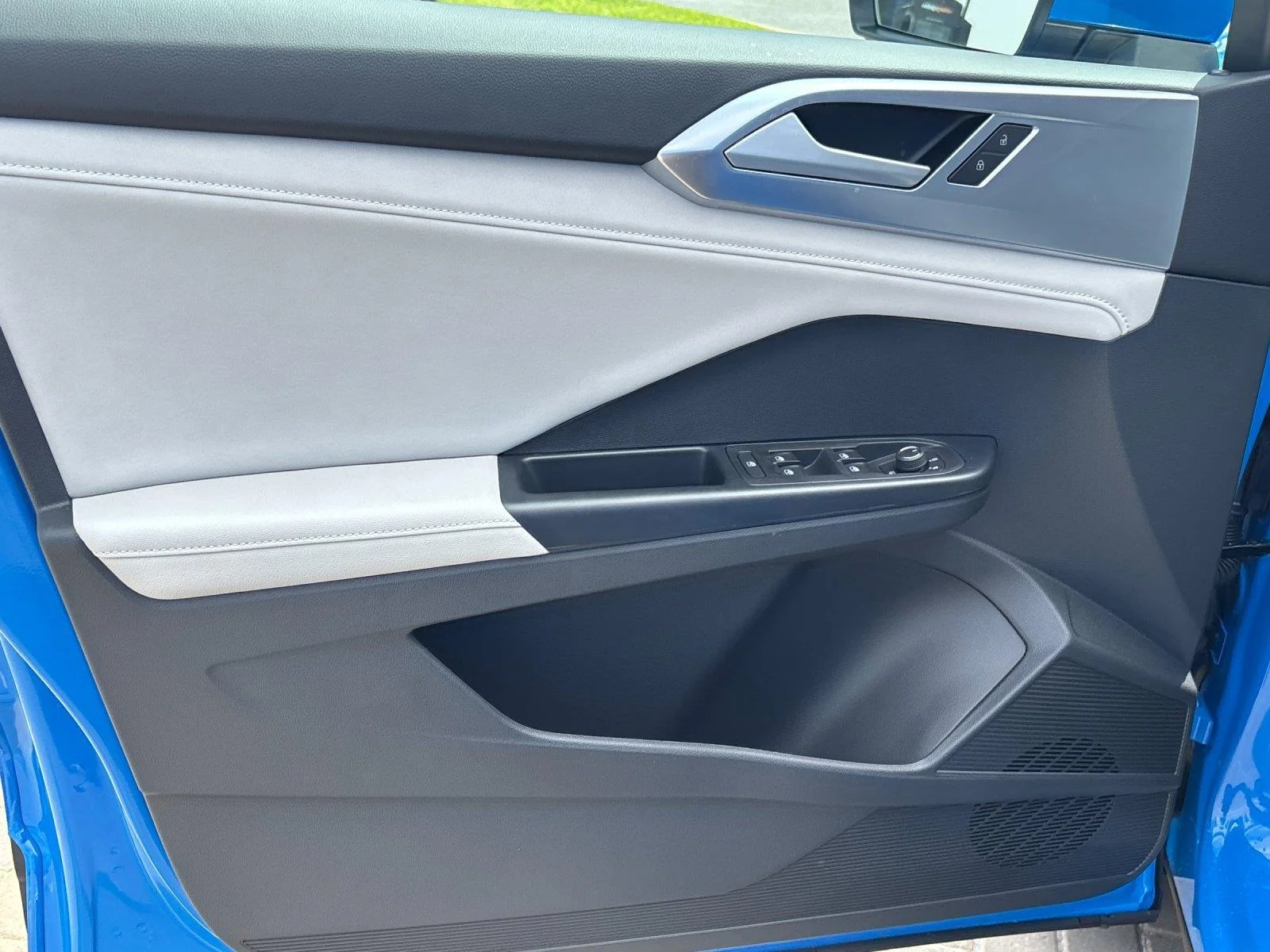 New 2026 Cornflower Blue Volkswagen SE image 13