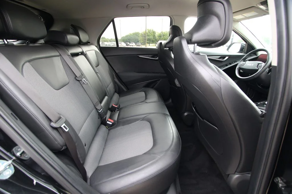 Used 2023 Black Kia Wind image 9
