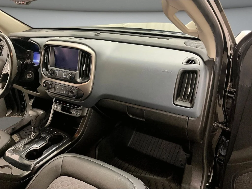 Used 2020 Black Chevrolet Z71 image 27