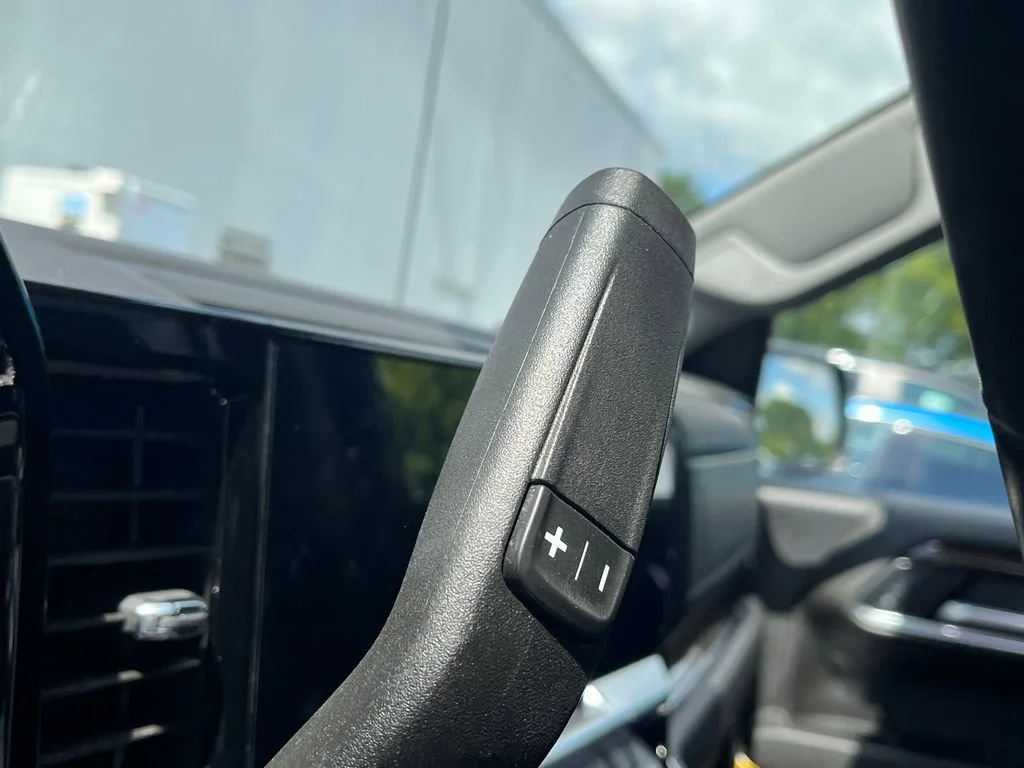 New 2025 Summit White Chevrolet LT (2FL) image 15