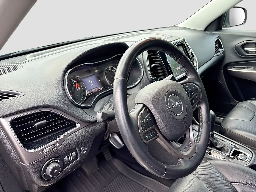 Used 2020 Diamond Black Jeep Limited image 9