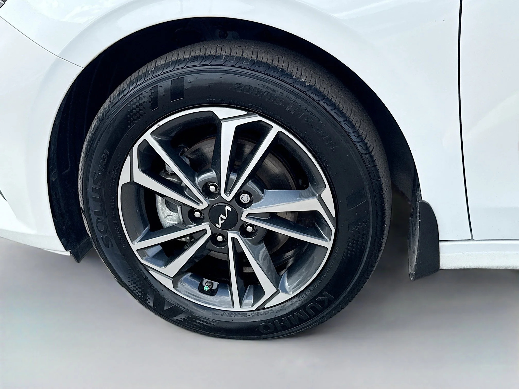 Used 2024 Snow White Pearl Kia LXS image 39
