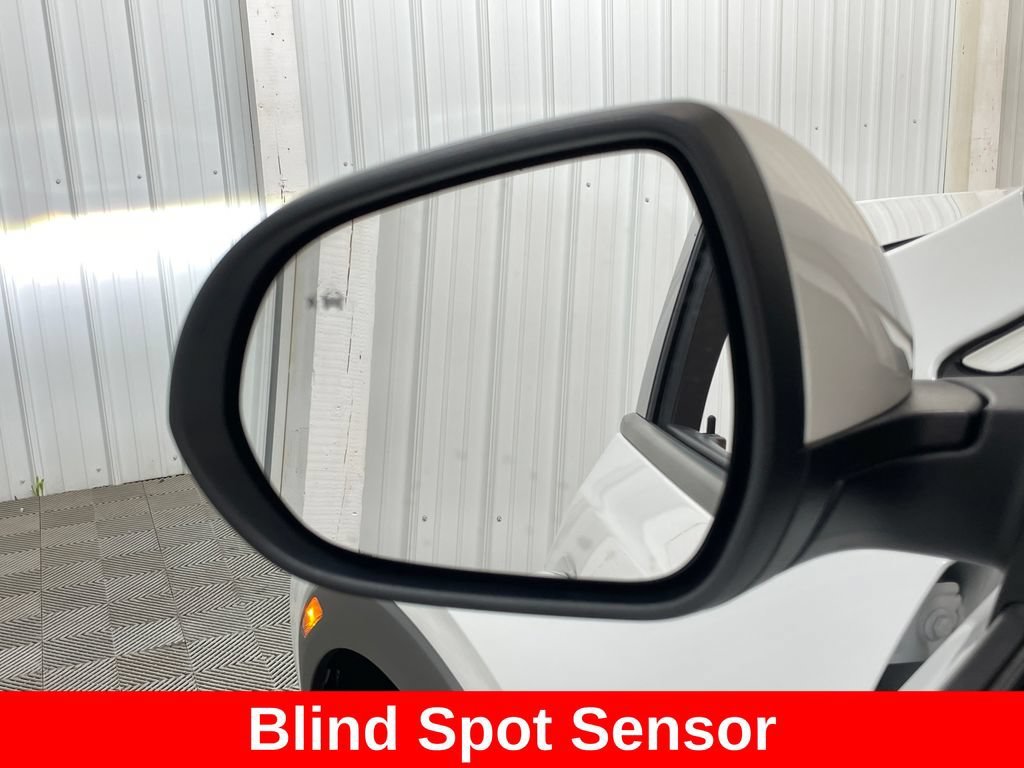 Used 2020 WHITE FROST TRICOAT Buick Essence image 37