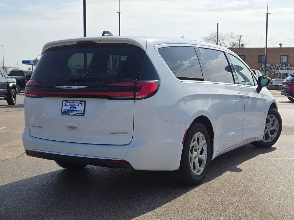 Used 2024 White Chrysler Limited image 13