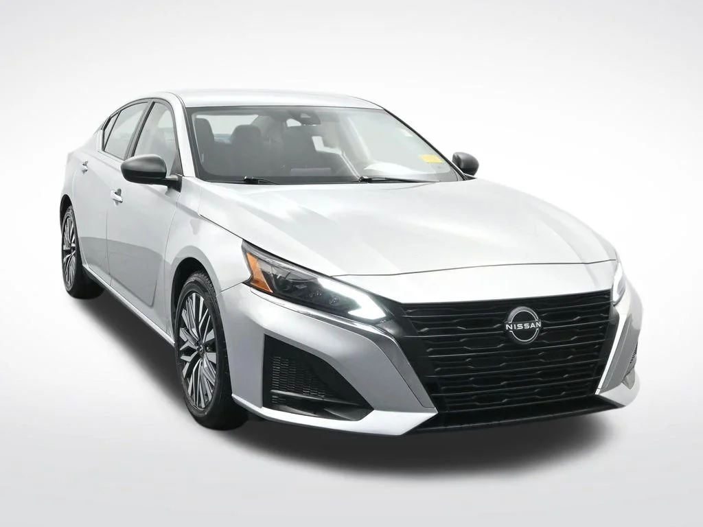 Used 2024 Silver Nissan 2.5 SV image 3