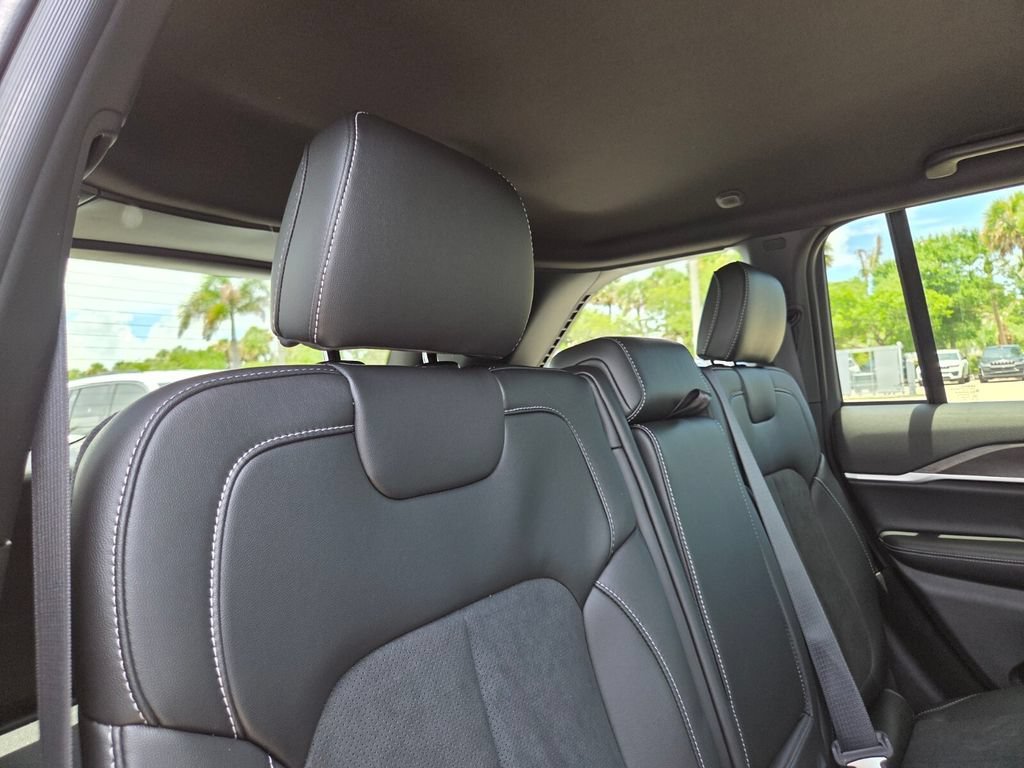 New 2026 Silver Zynith Exterior Paint Jeep Laredo Altitude image 19