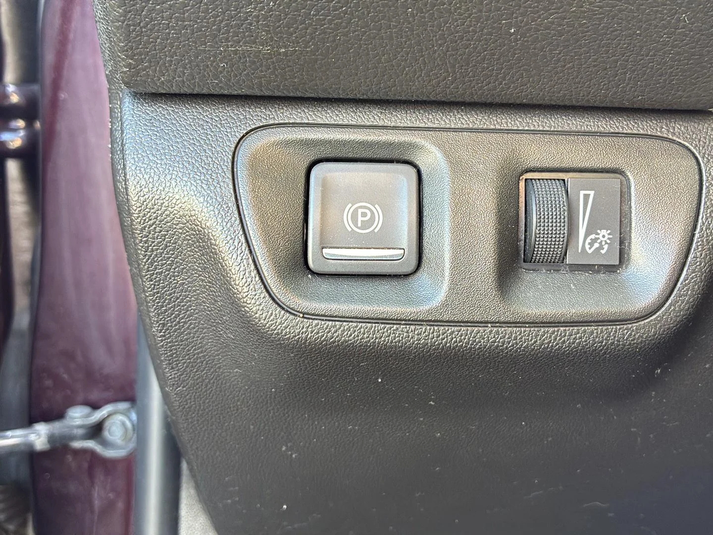 Used 2018 Black Cherry Metallic GMC SLE image 10