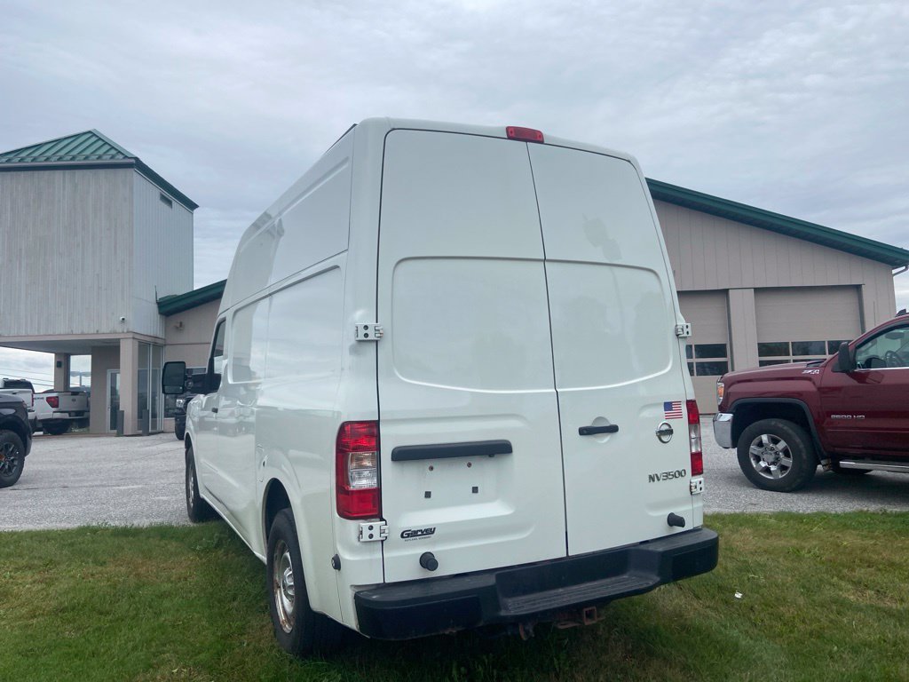 Used 2020 Glacier White Nissan S image 4