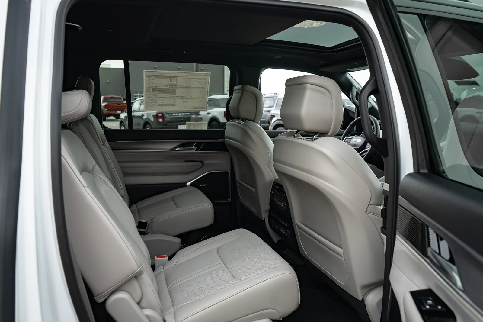 New 2026 Bright White Clear-Coat Exterior Paint Jeep  image 22