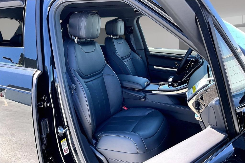 New 2026 SANTORINI BLACK Land Rover Dynamic SE image 11