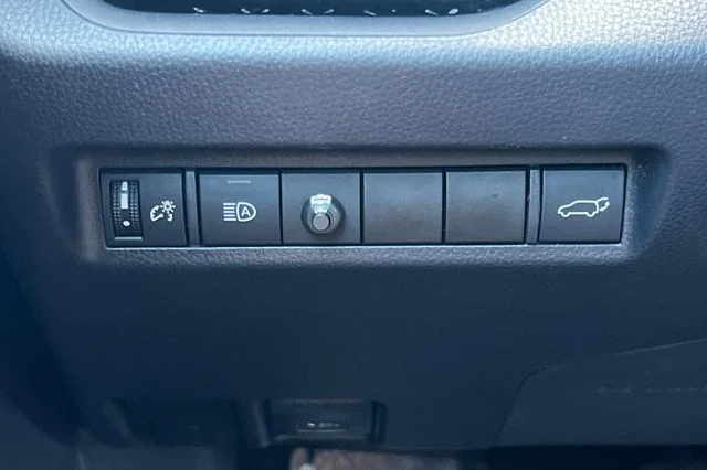 Used 2019 White Toyota XLE image 31
