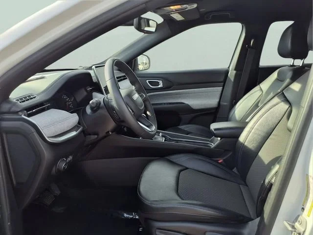 Used 2024  Jeep Latitude image 19