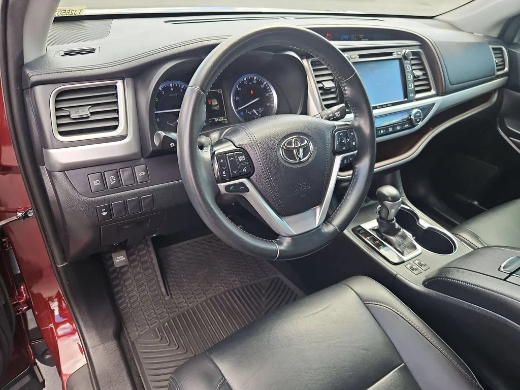 Used 2019 Salsa Red Pearl Toyota XLE image 13