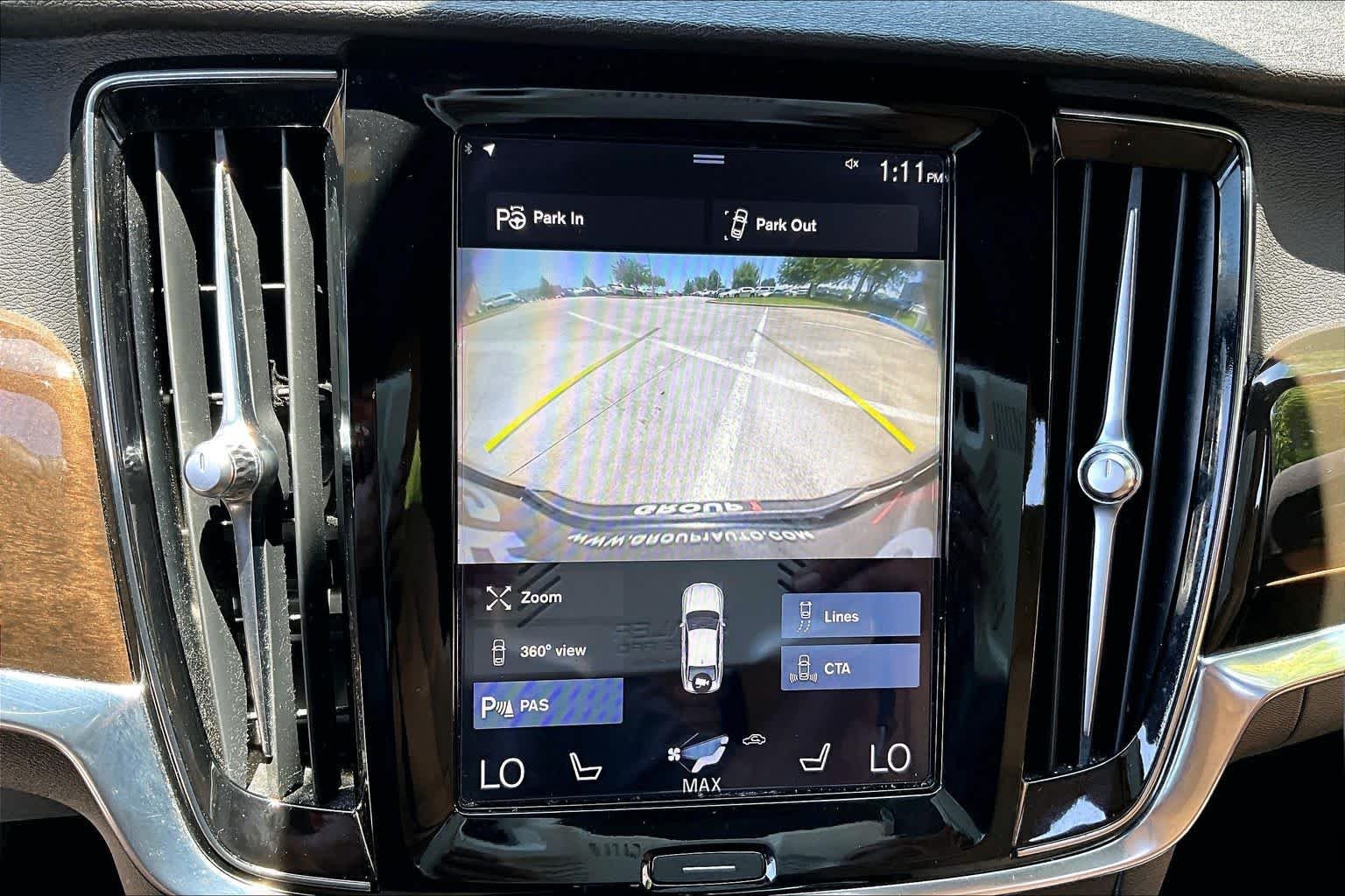 Used 2018 Onyx Black Metallic Volvo Momentum image 25