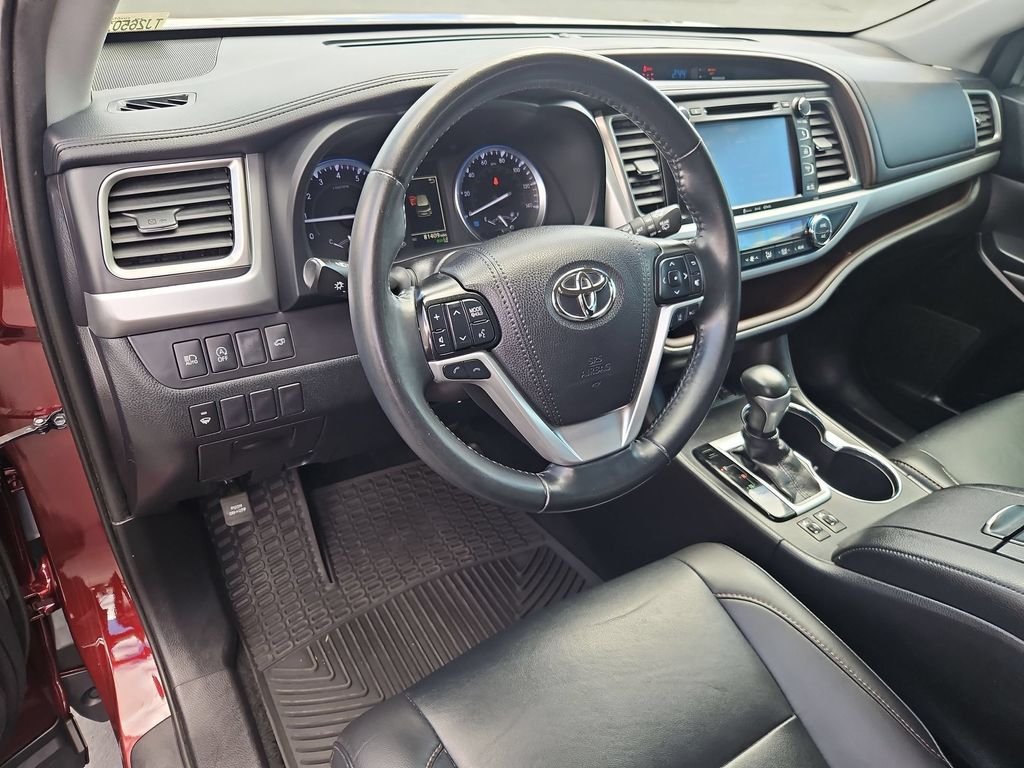 Used 2019 Salsa Red Pearl Toyota XLE image 13