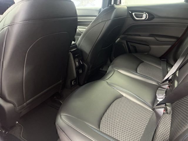 New 2026 Red Hot Pearl-Coat Exterior Paint Jeep Latitude image 28