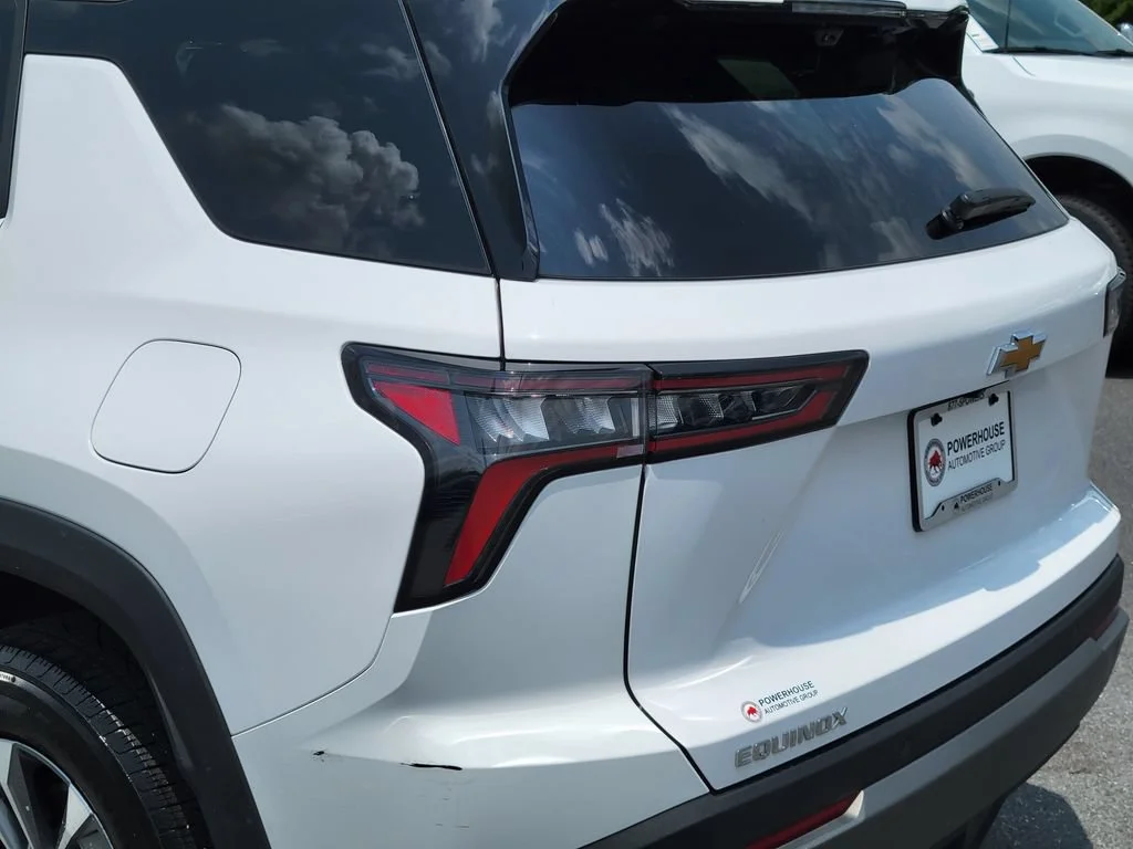 Used 2025 Summit White Chevrolet LT image 11