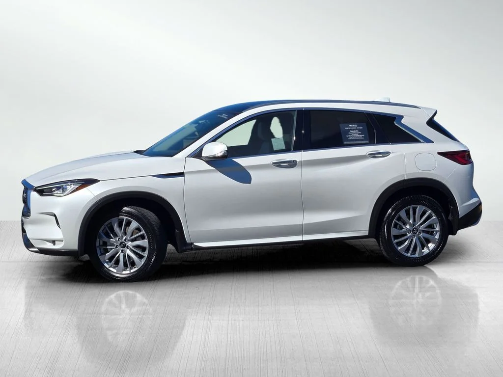 Used 2025 White INFINITI LUXE image 7
