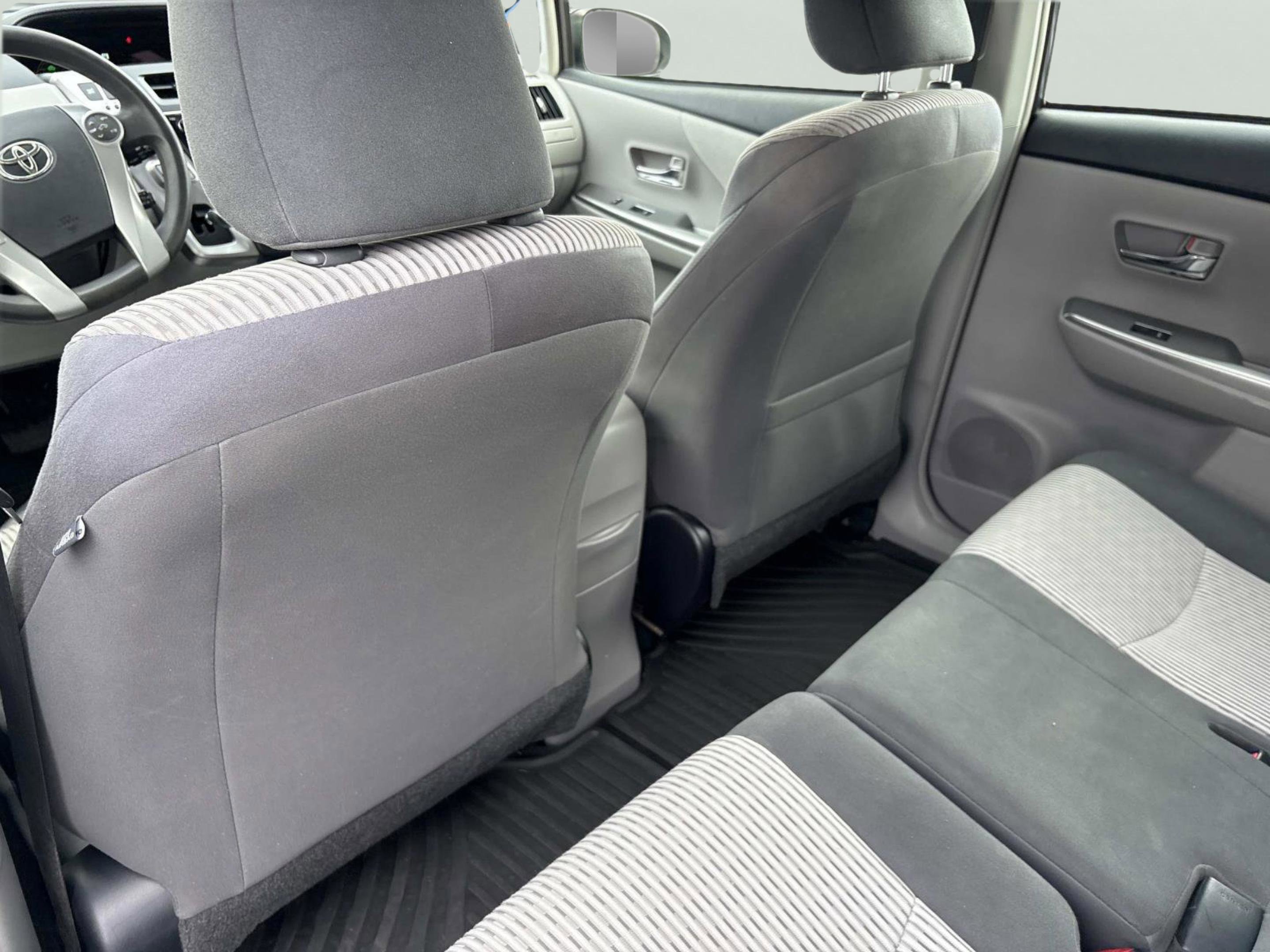 2016 Toyota Prius v Five - Photo 17