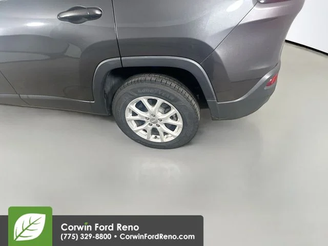 Used 2016 Granite Crystal Clearcoat Metallic Jeep Latitude image 28