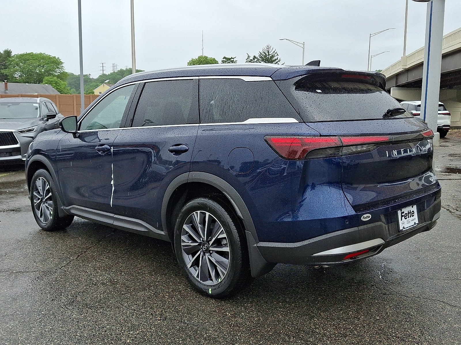 New 2027 GRAND BLUE INFINITI Luxe AWD image 4
