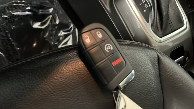 Used 2021 Glacier Metallic Clearcoat Jeep Limited image 41