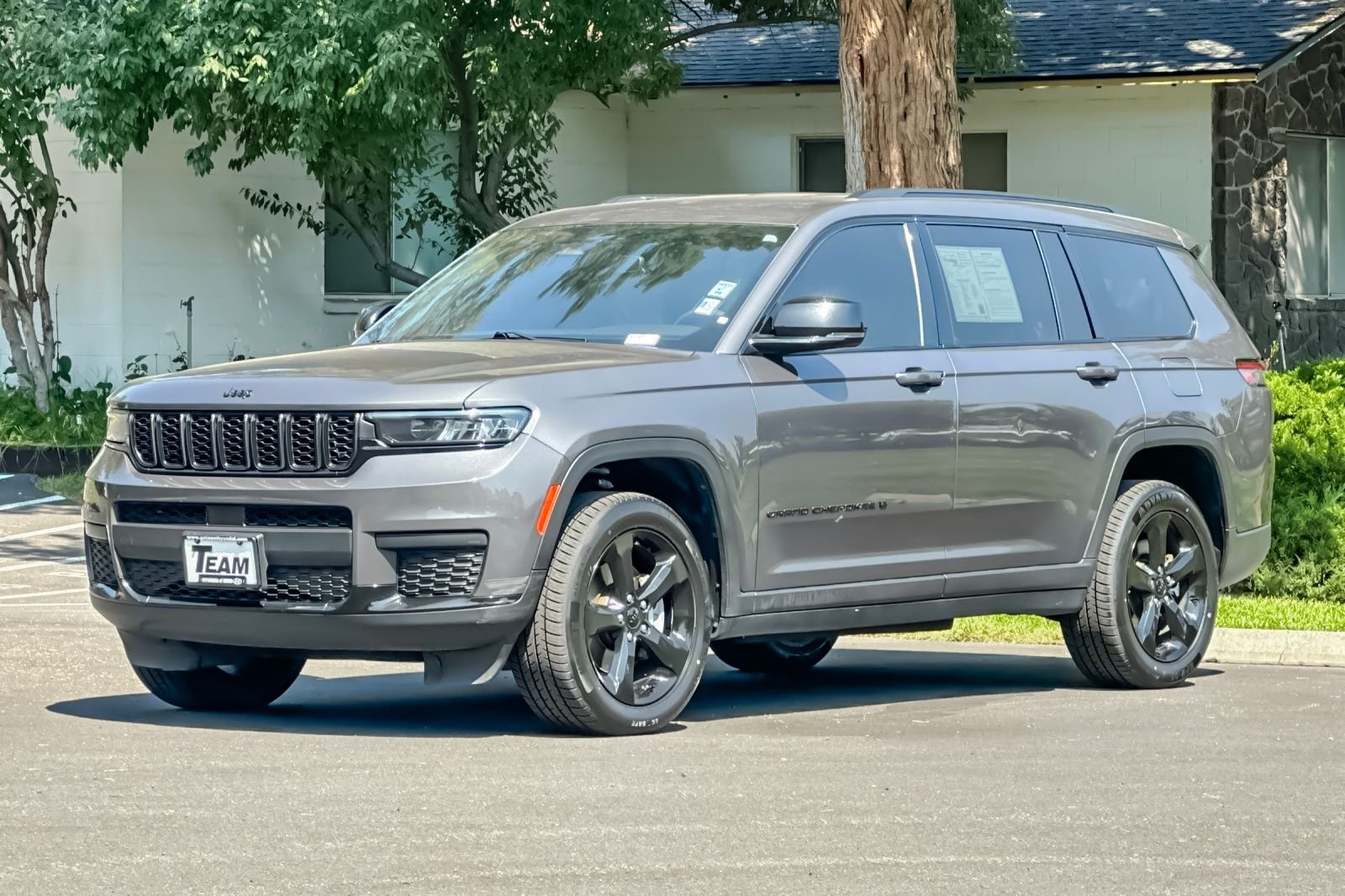 Used 2023 Gray Jeep Altitude image 9
