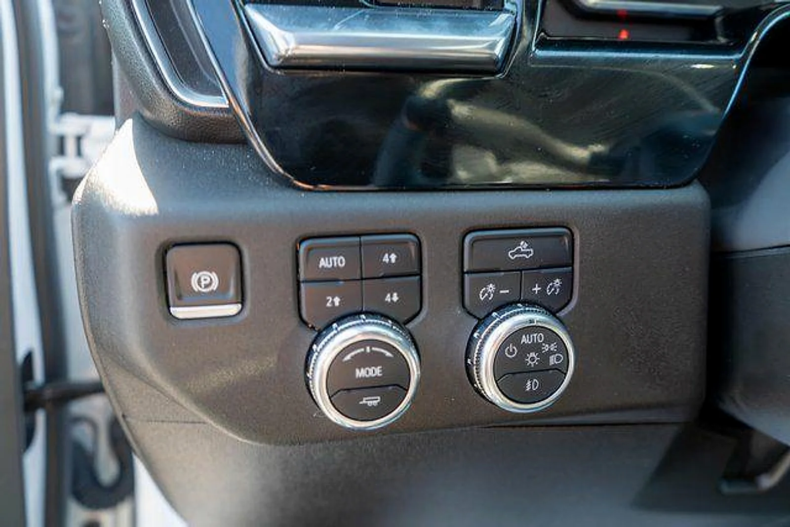 Used 2025 Summit White GMC Elevation image 19