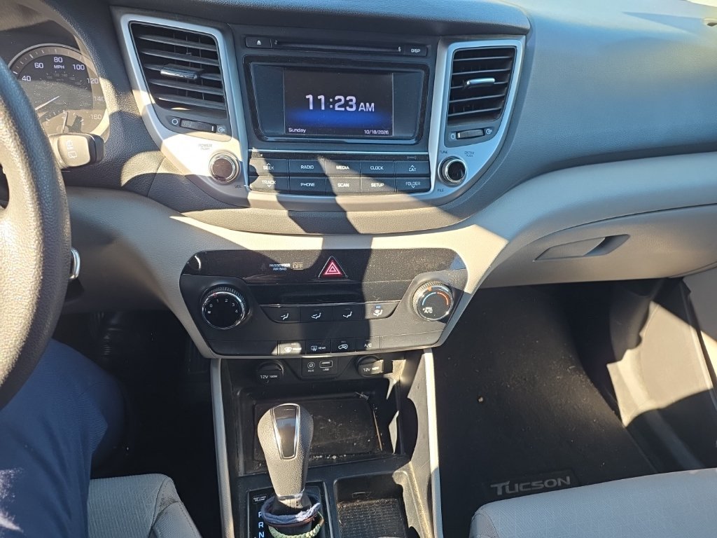 Used 2016 Silver Hyundai SE image 9