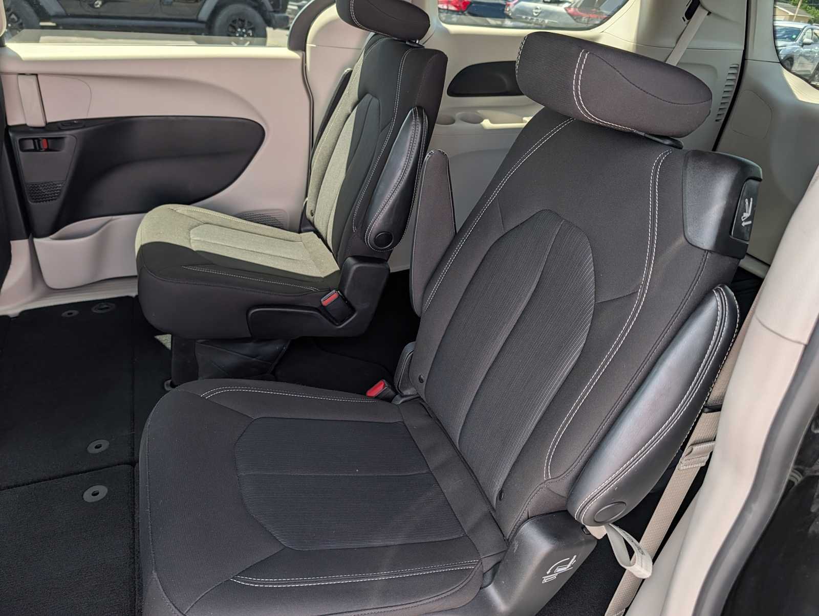 Used 2023 Brilliant Black Crystal Pearlcoat Chrysler LX image 13